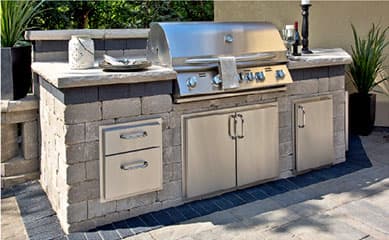 Brussels Dimensional Stone grill island with Ledgestone accent